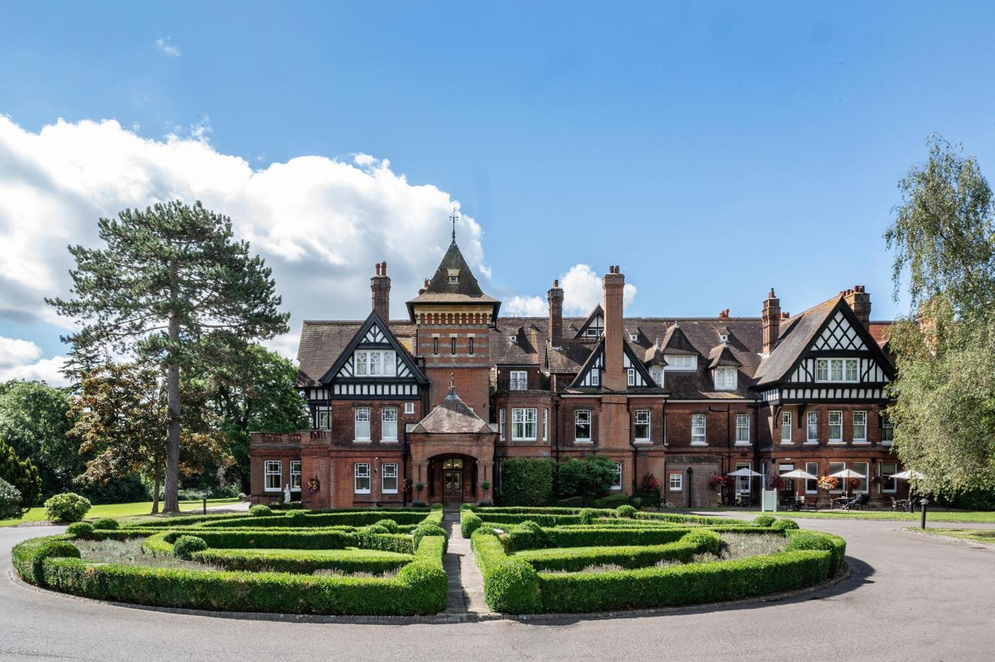Woodlands Park Hotel Cobham  Exterior foto